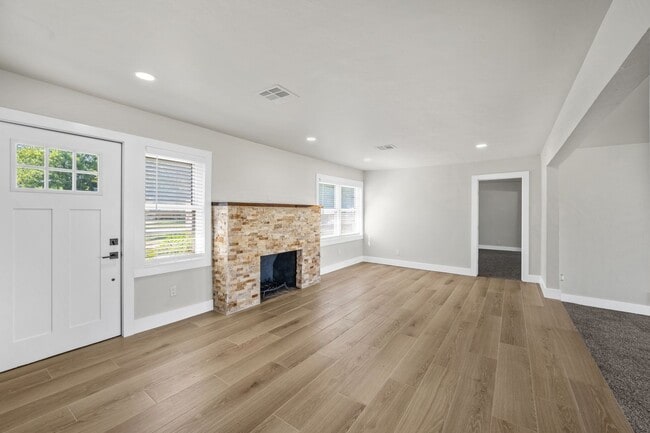 Building Photo - 5 Bedroom