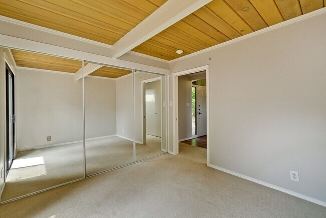 Building Photo - Beautifully Updated 4 Bed, 3 Bath Eichler ...