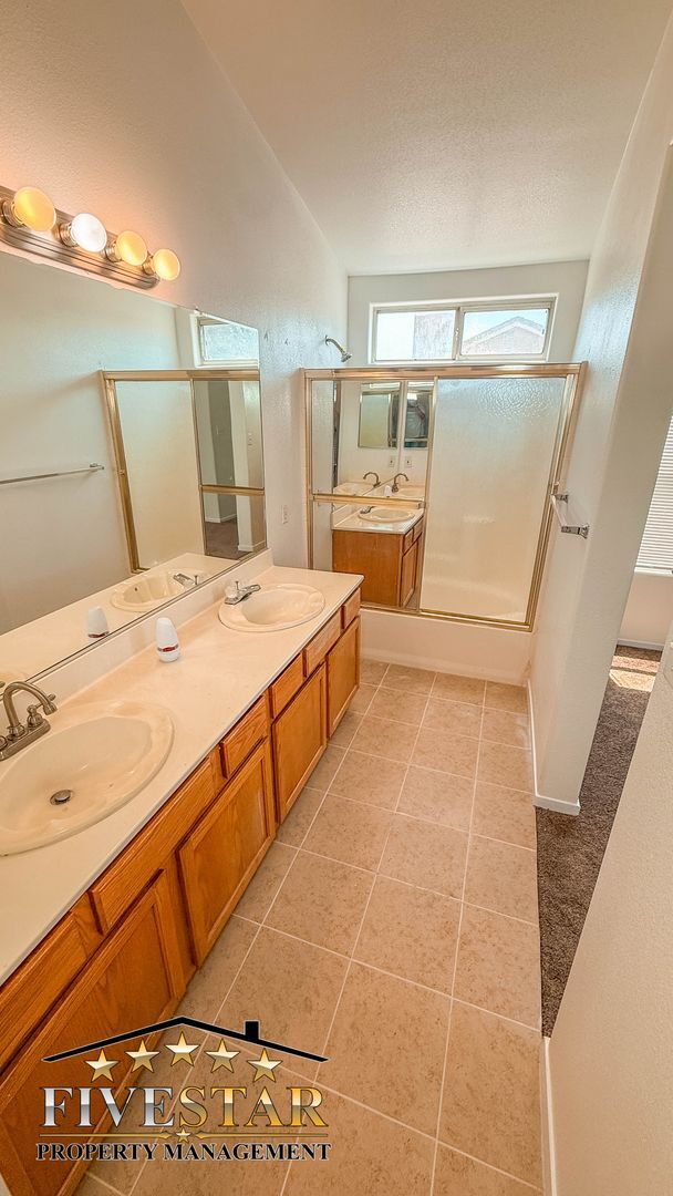 Building Photo - House for Rent in SouthWest Bakersfield