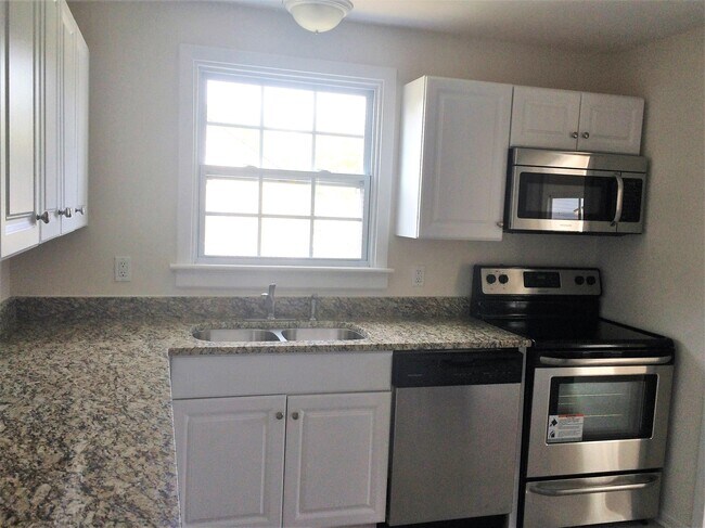 Building Photo - 2324 Lenora Ln