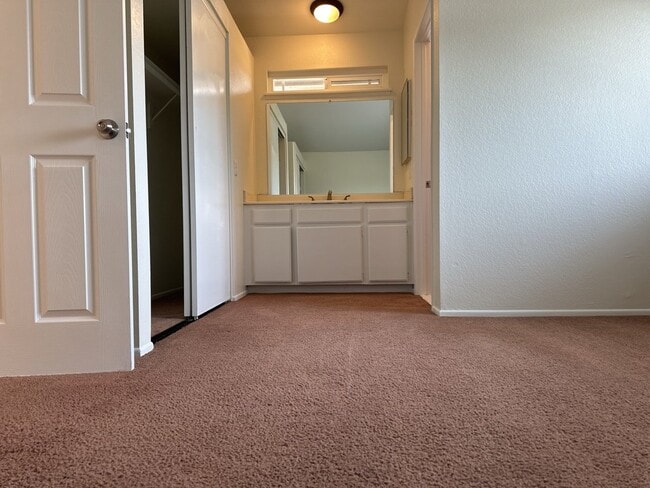Building Photo - Stunning 5 Bedroom Rental Home with 2 Full...