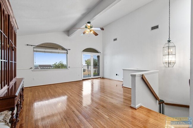 Building Photo - 813 N Shore Dr