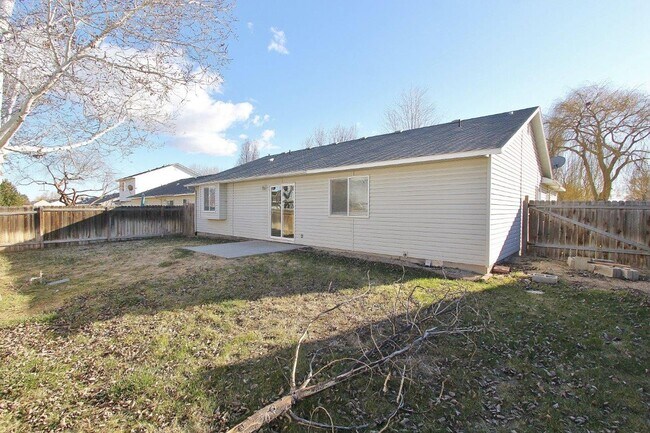 Building Photo - Immaculate Single-Level Home