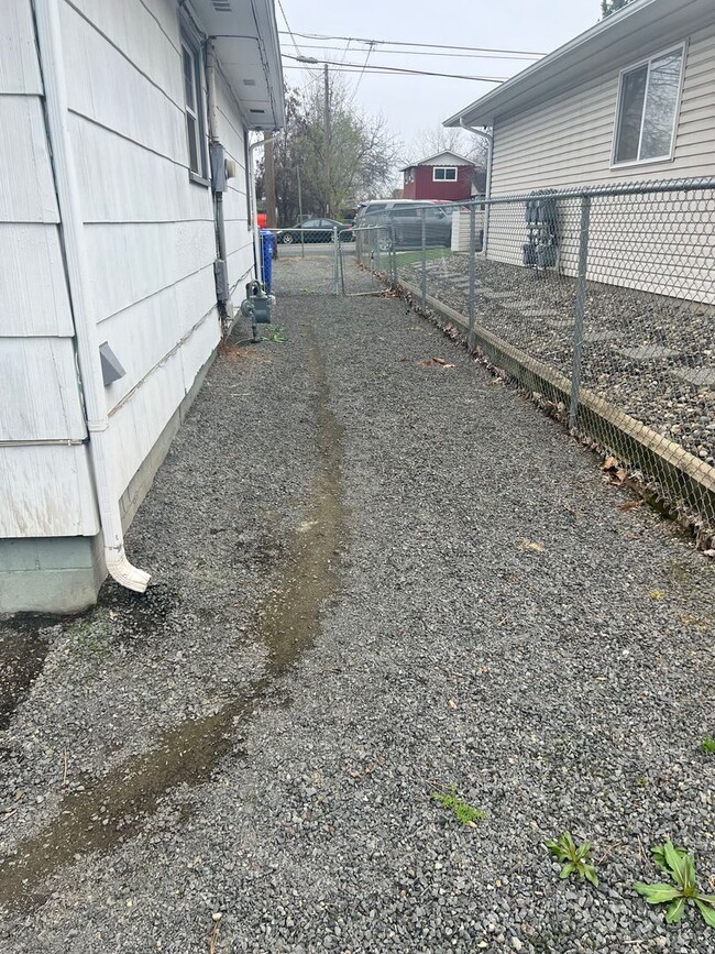 Building Photo - Adorable 3 bedroom 1.5 bathroom house for ...