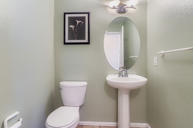 Building Photo - Check out this 2 bed 3 1/2 bath NOW!