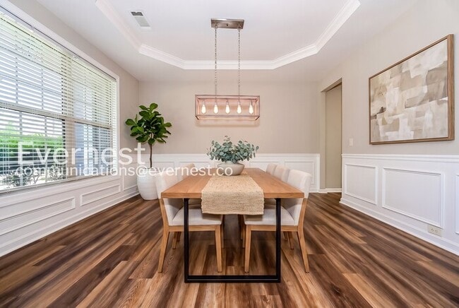 Building Photo - Limited Time Special Offer / 5 Bed, 3 Bath Home with Fenced Yard & Garage / Pet-Friendly / Vouche...