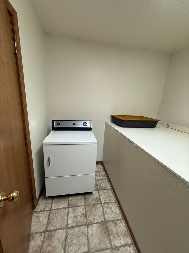 Building Photo - Sunrise Estates - 213