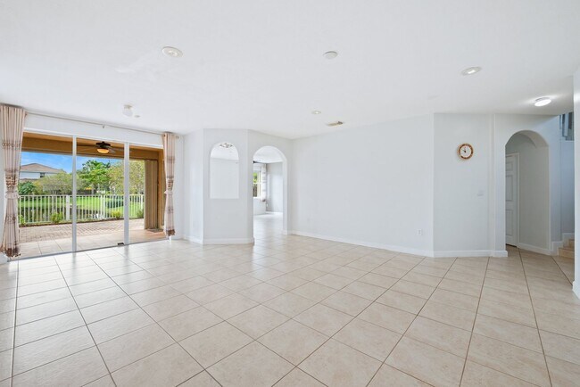 Building Photo - Spacious Waterfront 3-bedroom 3-bath Singl...