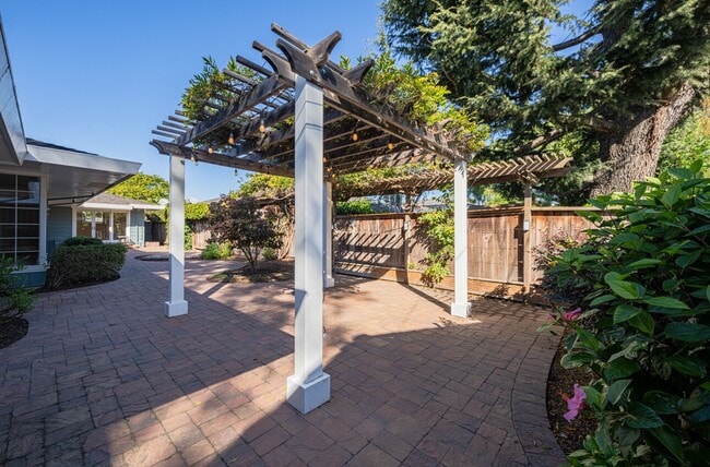 Building Photo - 509 Manor Dr