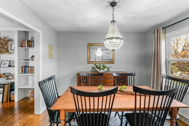 Building Photo - Beautifully Updated 4 Bedroom, 2.5 Bath Home in Fairview