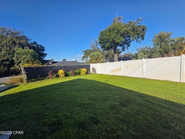 Building Photo - 920 W Beach Dr