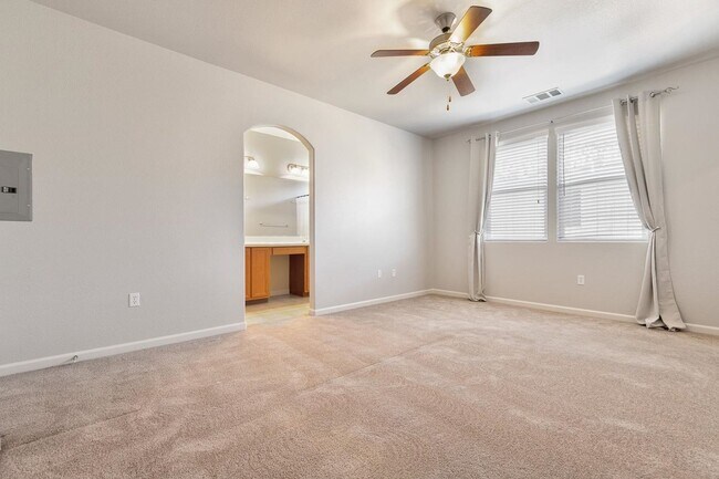 Building Photo - Spacious 3/3 Townhouse in North Clovis