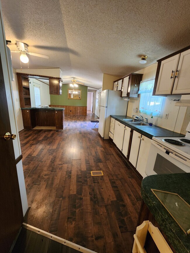 Building Photo - 7900 Eastview Dr