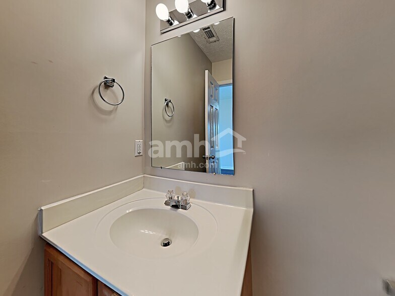 Building Photo - 1316 Roxbury Ct