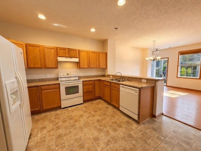 Building Photo - Rare 2bed + Loft Townhome in Maple Grove