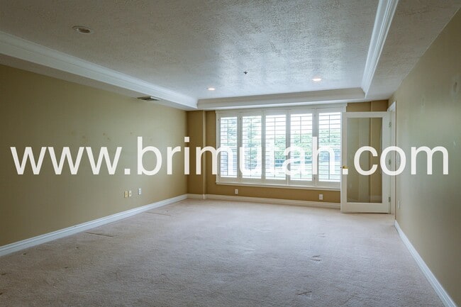 Building Photo - 3075 E Kennedy Dr