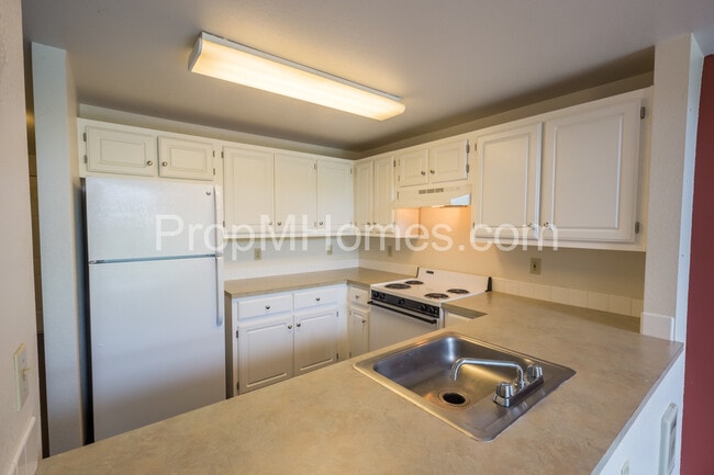 Building Photo - Courtyards at Springville - Great  2/2 Upper Level Condominium Available Now