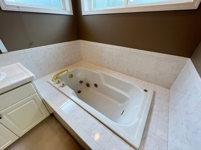 Building Photo - Clackamas Ranch 3 bedroom 2 bathroom - W/D...