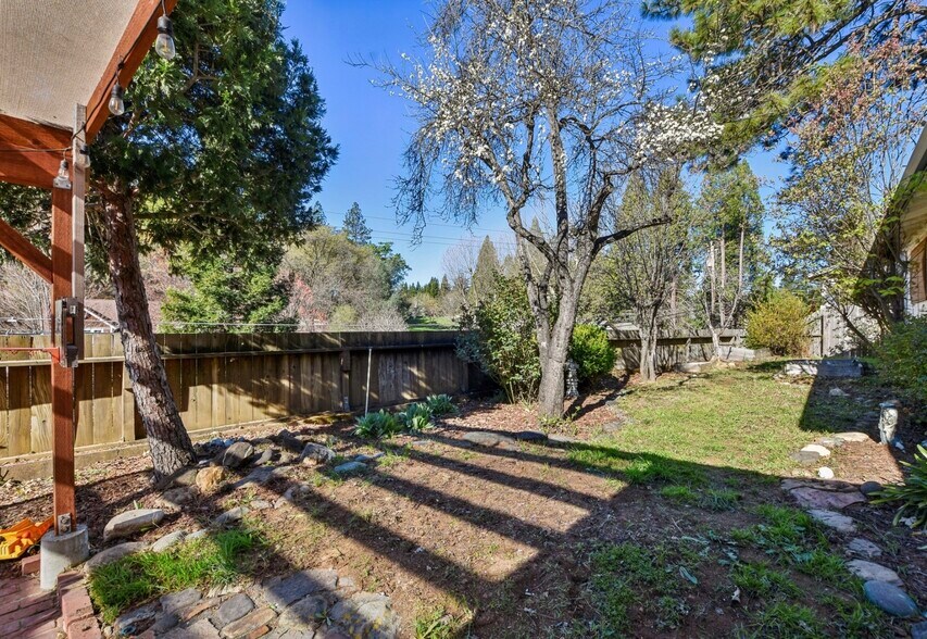 Building Photo - 837 Hillcrest St