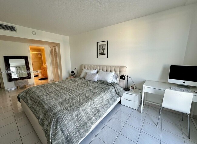 Building Photo - 900 Bay Dr