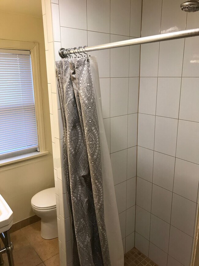 Building Photo - Spacious One bedroom Apartment 4 blocks fr...