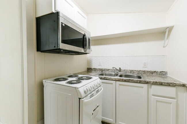 Building Photo - Spacious Backhouse Near Texas Tech, and Medical Centers!!