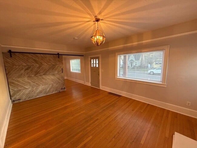 Building Photo - 1615 D St NE