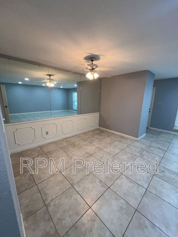 Building Photo - 10379 Briar Forest Dr
