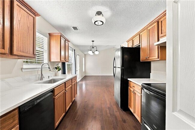 Building Photo - 28 Autumn Ridge Dr