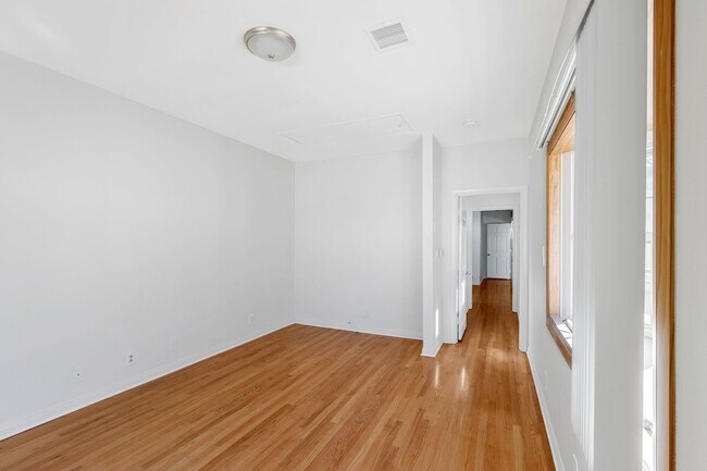 Building Photo - Spacious 4 BR 3 BA Home in Prime West L.A.