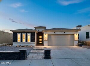 Building Photo - 12622 Amesbury