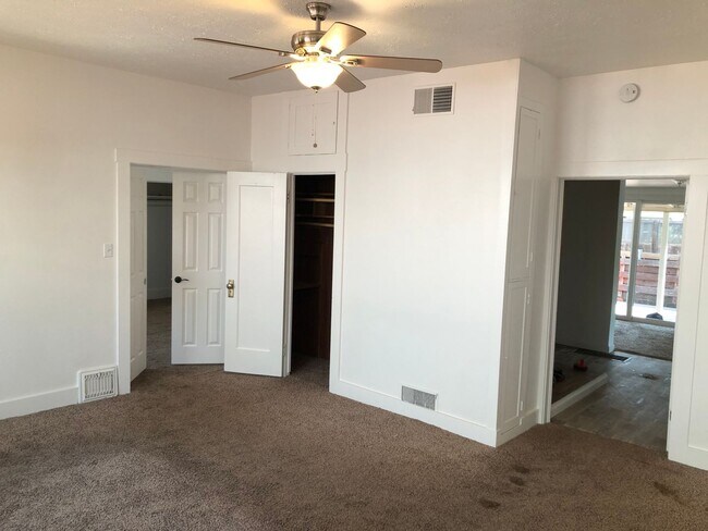 Building Photo - Enjoy The River Breeze On The Front Porch