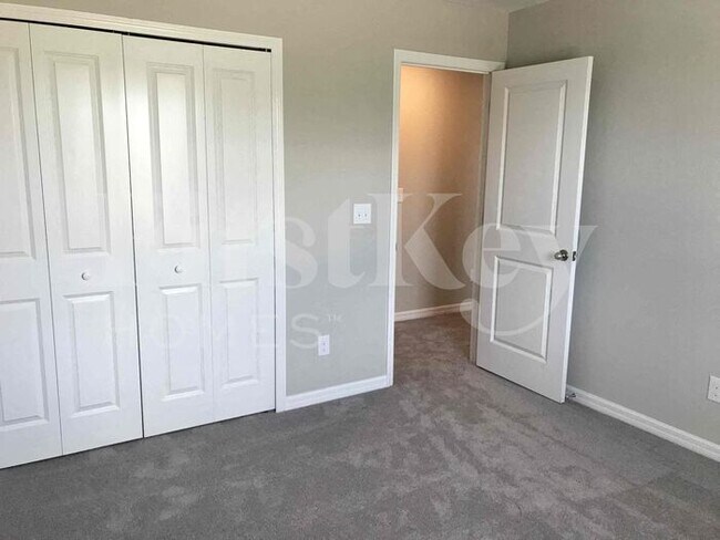 Building Photo - 9652 Sage Creek Dr
