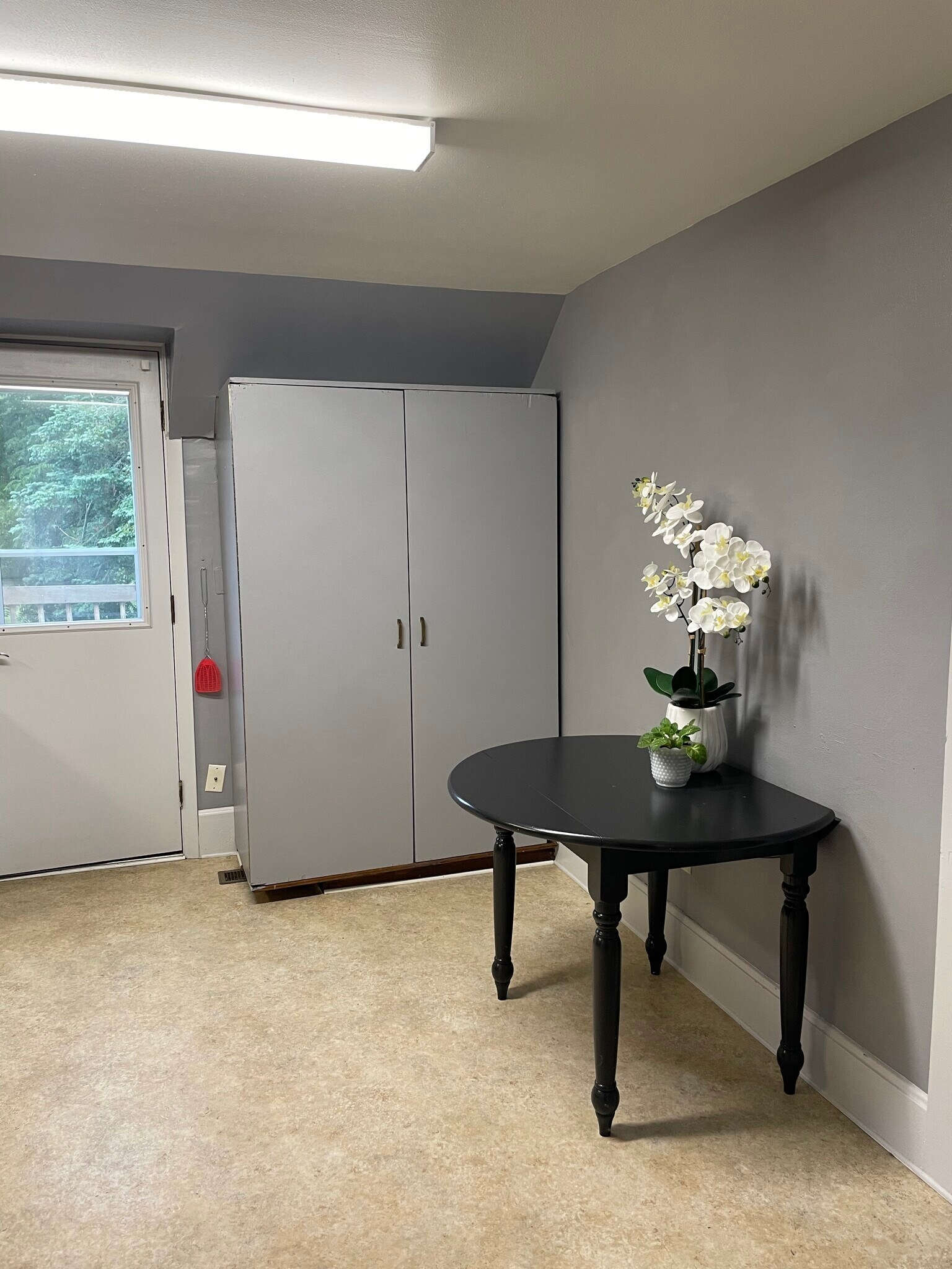 Eat-in kitchen area & front hall closet - 17286 Hope Rd