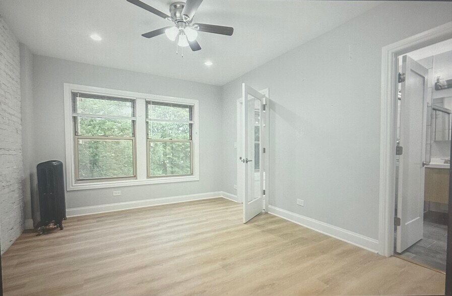 Building Photo - 1633 W Chase Ave