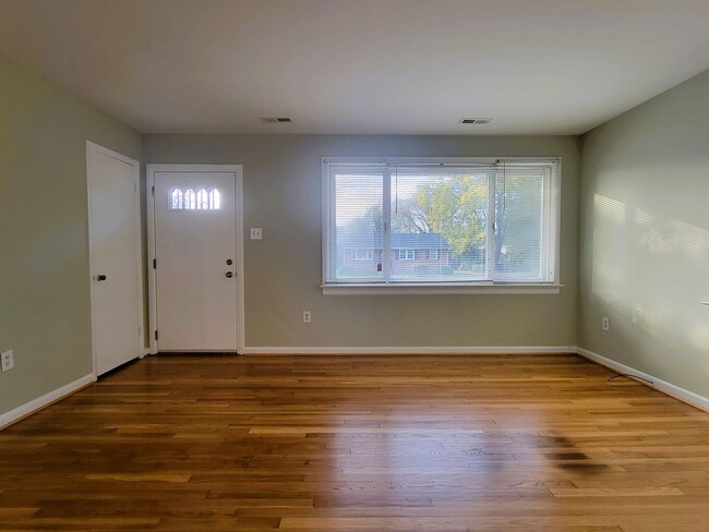 Building Photo - Renovated brick rancher in Southside.