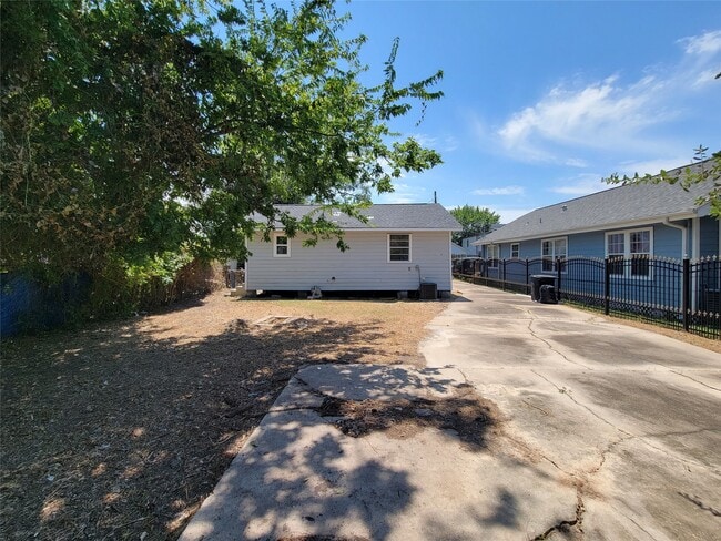 Building Photo - 5217 Hershe St