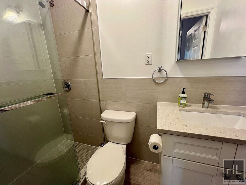Building Photo - 3BR 2.5BA Garden Level Duplex in Bedstuy T...
