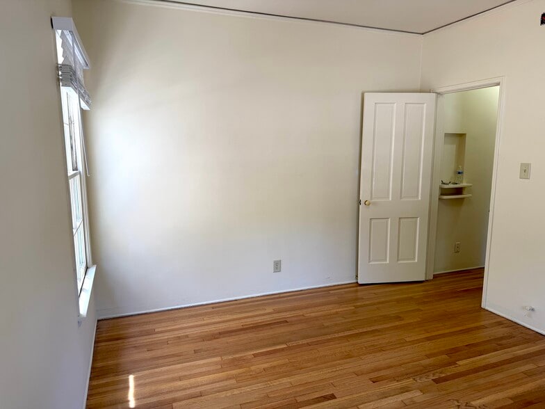 Building Photo - 5408 1/2 Franklin Ave