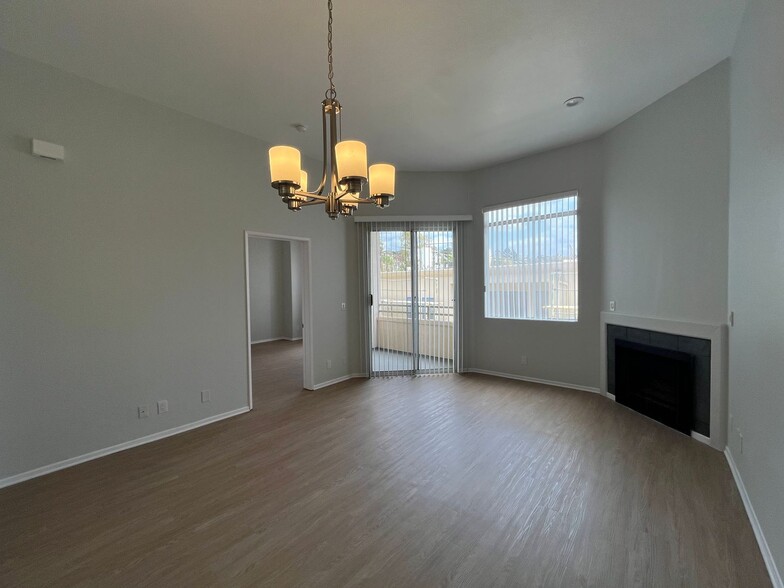 Interior Photo - 16117 Sunset Blvd