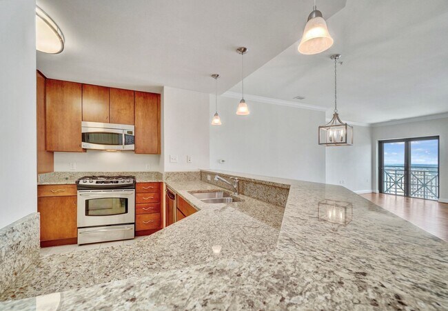 Building Photo - Super-Cool Lower Penthouse Condo Available 05-07-26!! Secured Entry, Garage Parking, Pet-Friendly!