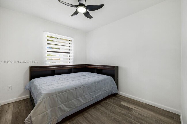 Building Photo - 5425 SW 112th Ave