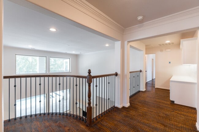 Building Photo - 14 N Player Manor Cir
