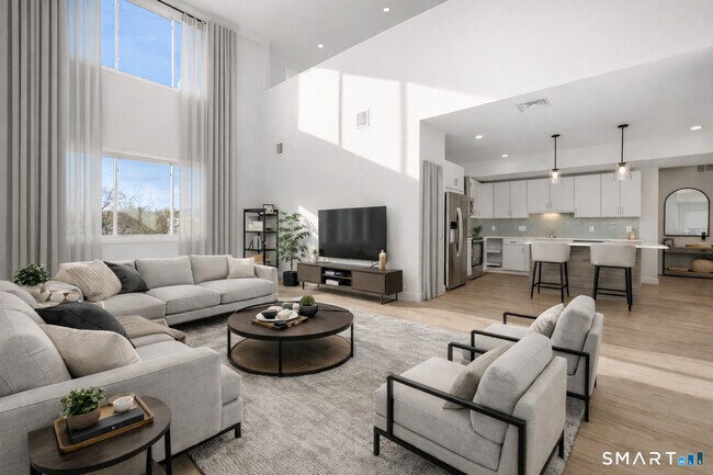 Building Photo - 100 N Main St