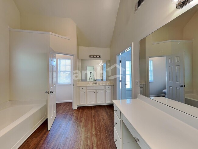 Building Photo - 383 Vine Mountain Way