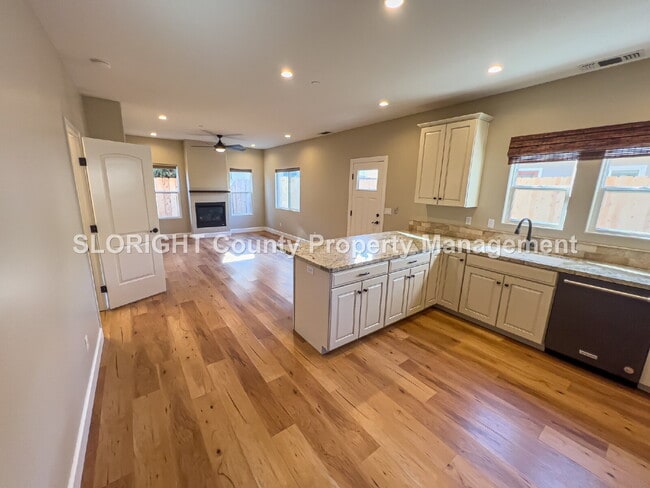 Building Photo - AVAILABLE NOW - Spacious Home Close to Downtown Paso Robles - 3 Bed / 2.5 Bath