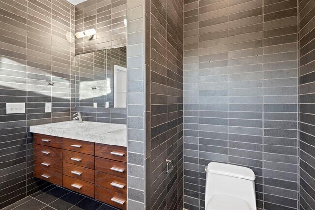 Building Photo - 935 Custer Ave SE