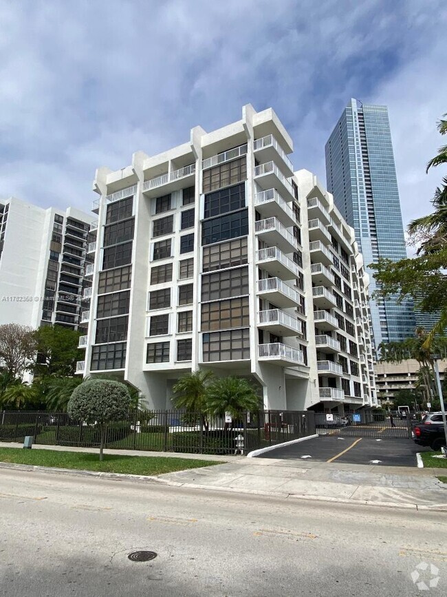 Building Photo - 1440 Brickell Bay Dr