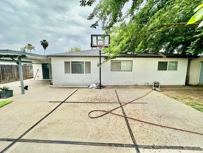 Building Photo - Charming Northwest Fresno 3/2