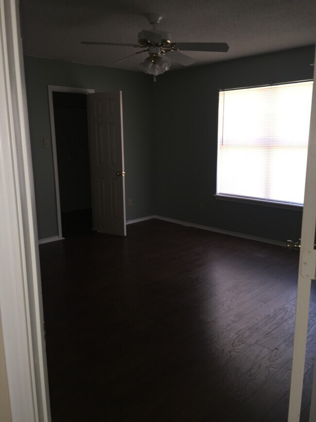 Building Photo - 6101 9th Dr